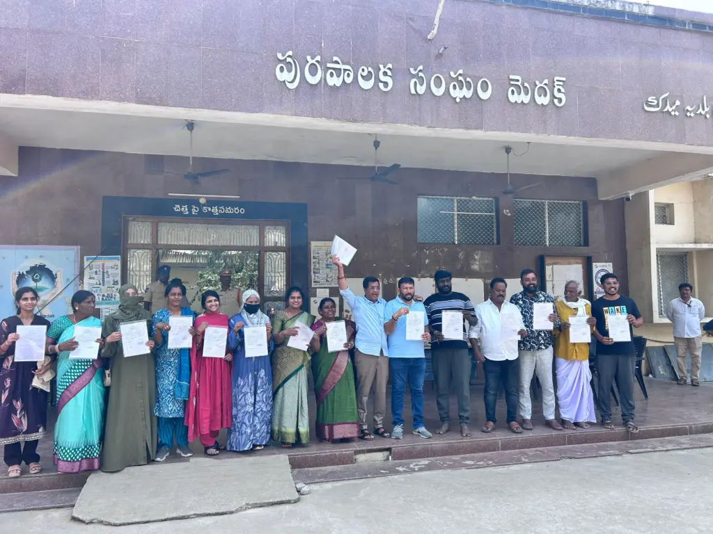 Medak Municipal Election Results: గెలుపు పత్రాలు అందుకున్న కాంగ్రెస్ అభ్యర్థులు