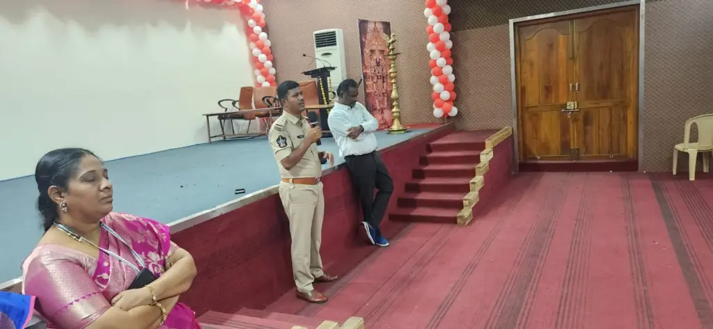 Chittoor: No to ragging.. Anti-ragging kiss: Police class for students!