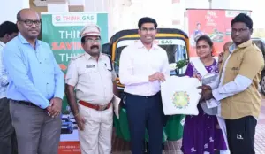 పి-4 పథకంలో లబ్ధిదారుడికి సిఎన్‌జీ ఆటో పంపిణీ