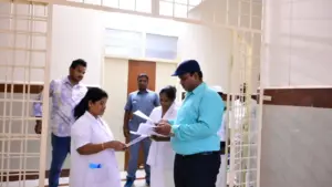 అర్ధరాత్రి కమ్యూనిటీ హెల్త్ సెంటర్, వైద్యశాలలను కలెక్టర్ ఆకస్మిక తనిఖీలు