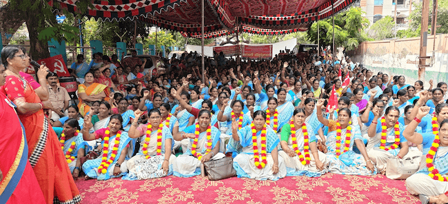 Andhra Pradesh: కలెక్టరేట్ ఎదుట అంగన్వాడీలు ధర్నా