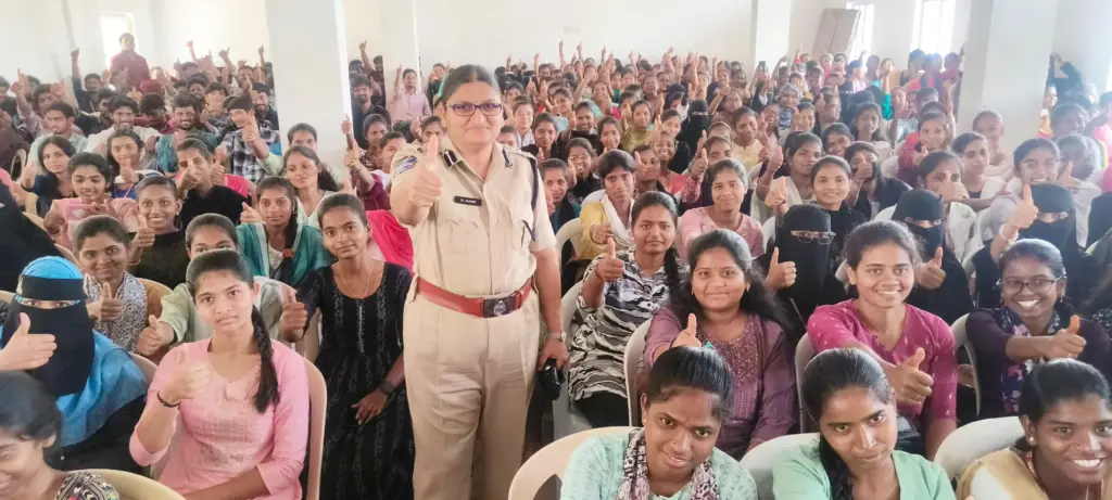 Mahabubnagar: రోడ్డు భద్రతపై విద్యార్థులకు ఎస్పీ డి.జానకి దిశానిర్దేశం!