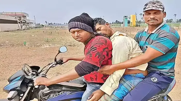 Bapatla: డబ్బుల్లేక తండ్రి మృతదేహాన్ని బైక్‌పై తీసుకెళ్లిన కొడుకు
