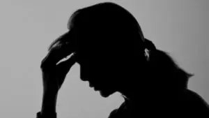 పని ఒత్తిడి తట్టుకోలేక ఉద్యోగి ఆత్మహత్య