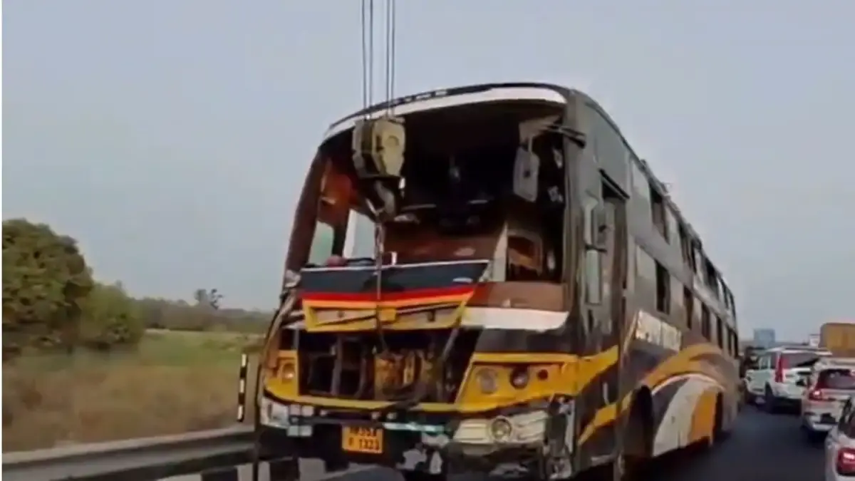 డబుల్ డెక్కర్ బస్సు బోల్తా, నలుగురు మృతి