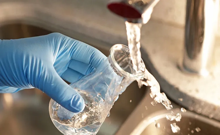 Yadadri Bhuvanagiri: నీళ్లు అనుకొని కెమికల్ తాగి వ్యక్తి మృతి