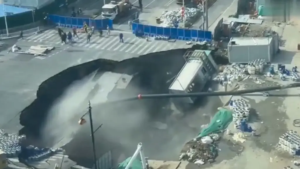 China: షాంఘైలో కుంగిన భూమి..సమీప భవనాలపై ప్రభావం