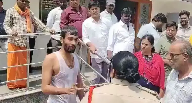 పెట్రోల్ పోసుకుని ఆత్మహత్యాయత్ననానికి పాల్పడ్డ వ్యక్తి