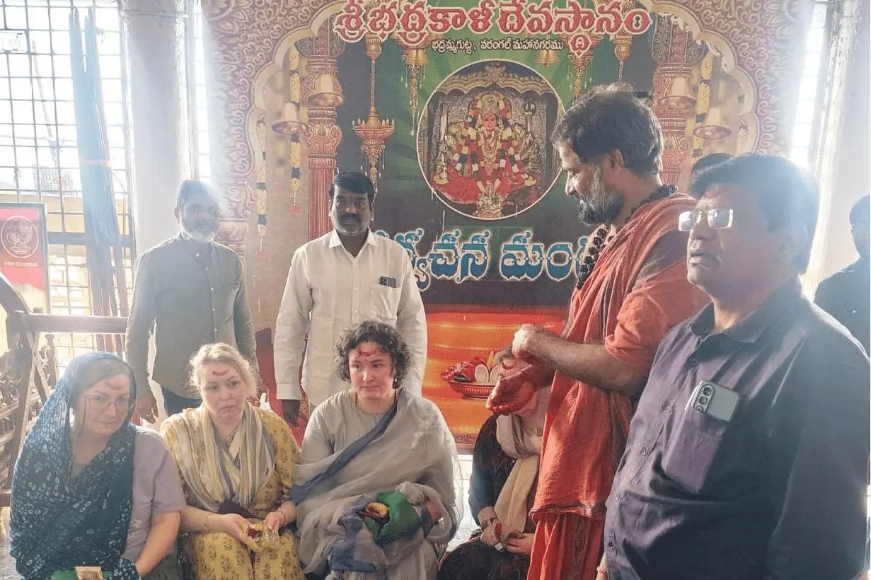 భద్రకాళి అమ్మవారిని దర్శించుకున్న పవన్ కల్యాణ్ భార్య 