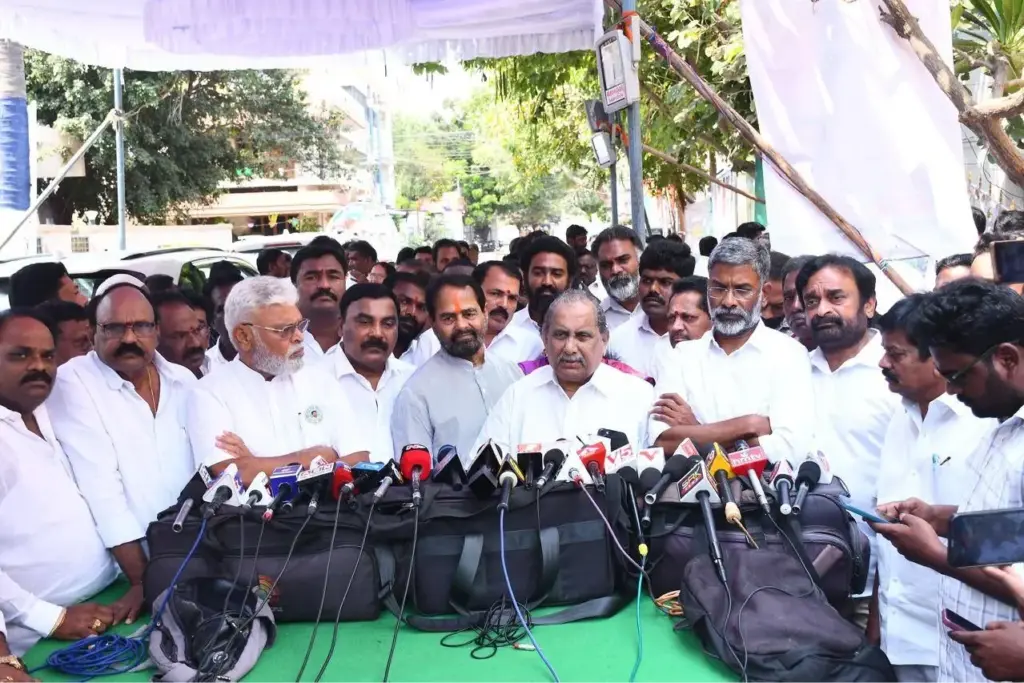 Mudragada Padmanabham: అంబటి  కుటుంబాని పరామర్శించిన ముద్రగడ 