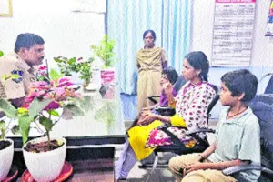 శభాష్ పోలీసులు.. తల్లి బిడ్డల ప్రాణాలు కాపాడిన వైనం