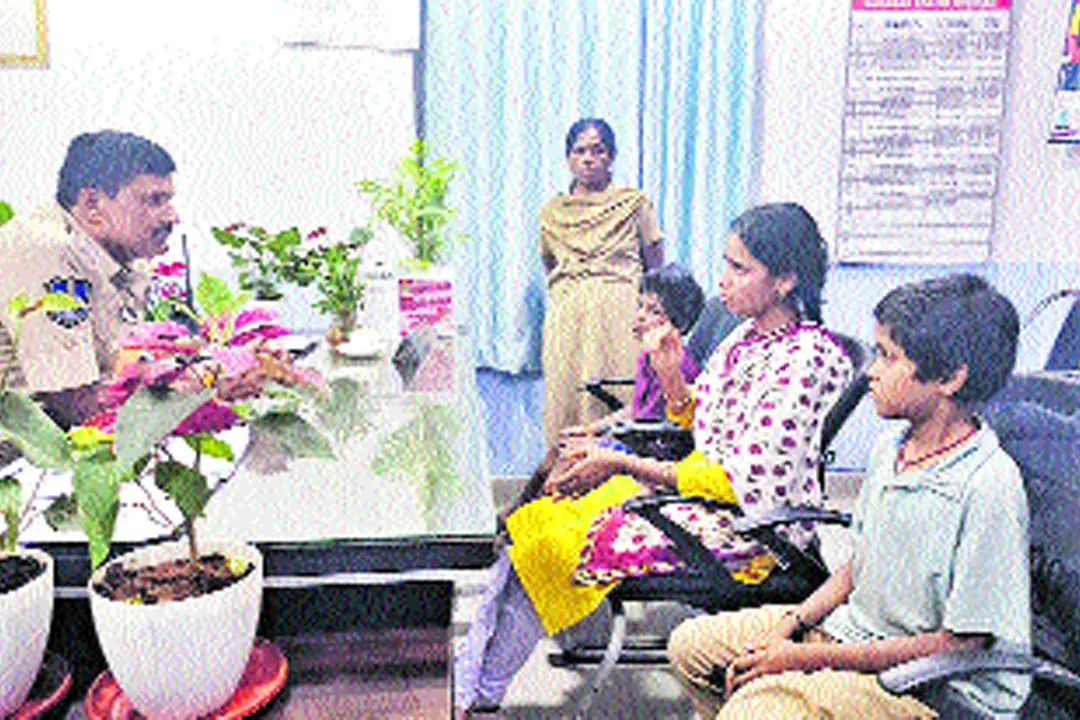 Hussain Sagar: శభాష్ పోలీసులు.. తల్లి బిడ్డల ప్రాణాలు కాపాడిన వైనం