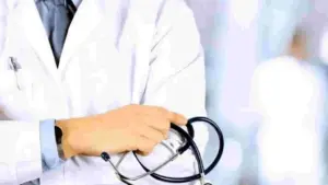 అర్హత లేకున్నా కంటి వైద్యం.. చూపు కోల్పోయిన మహిళ