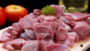 కుళ్ళిన మాంసాన్ని విక్రయిస్తున్న షాపు పై అధికారుల దాడి