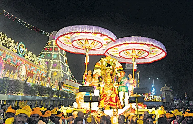 Tirumala: గరుడ వాహనంపై శ్రీనివాసుడి విహారం