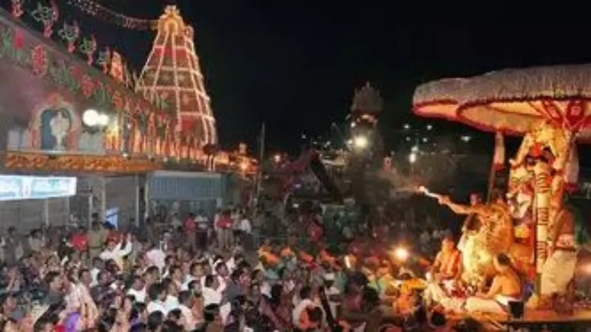 గరుడ వాహనంపై శ్రీనివాసుడి విహారం