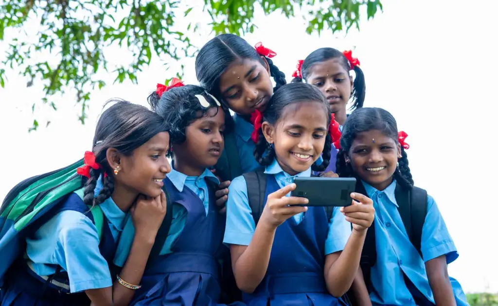 Kerala: If you leave your phone, you will get a gift of Rs. 10 thousand.. The teacher did not give the usual offer!
