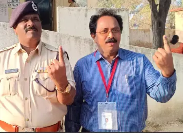 Municipal Elections: District Additional Collector exercises his right to vote