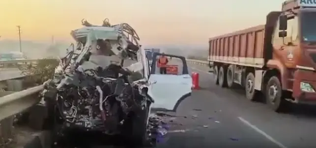 బైక్, ట్రక్కును ఢీకొట్టి ఏడుగురు దుర్మరణం