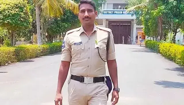 Nalgonda road accident: డీసీఎం ఢీకొని కానిస్టేబుల్ దుర్మరణం