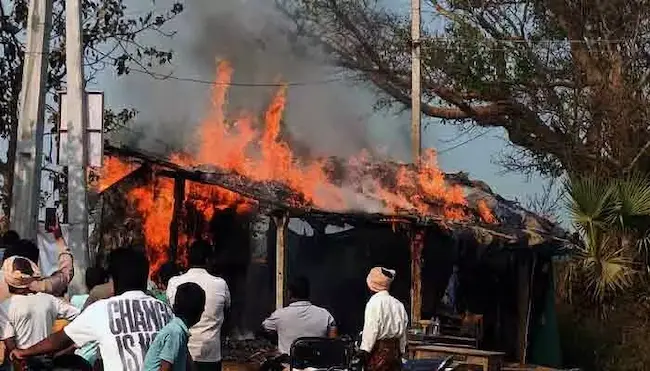 Mangapet: దేవునికి పెట్టిన దీపం అంటుకుని పాన్ షాప్ దగ్ధం