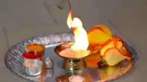 కర్పూరం వెలిగిస్తే వాస్తు దోషాలు తొలగుతాయా?