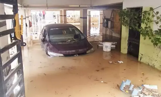 Manikonda water pipeline burst: పైప్‌లైన్‌ బ్లాస్ట్‌ కాలనీలను ముంచెత్తిన వరద