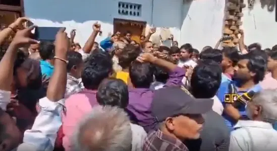 బాలిక హత్య ఘటన.. పోలీసులు గో బ్యాక్ అంటూ నినాదాలు