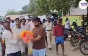 చిన్నారి అంతక్రియలకు హాజరైన నాయకులు