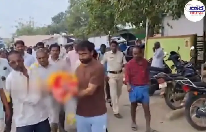 చిన్నారి అంతక్రియలకు హాజరైన నాయకులు