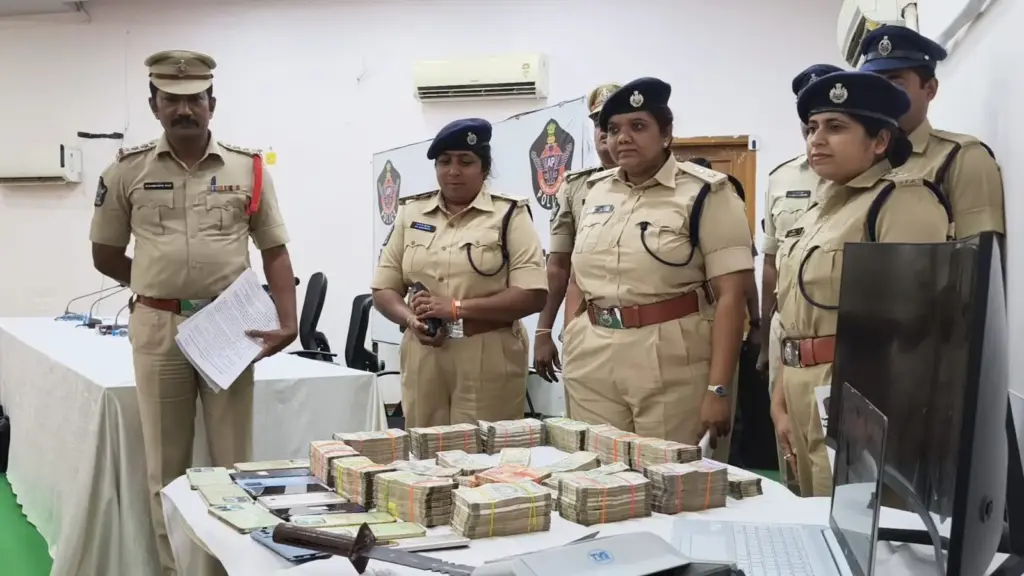 Online Cricket Betting Arrest: ఇన్వెస్ట్‌మెంట్ పేరుతో టోకరా.. ఆన్‌లైన్ బెట్టింగ్ ముఠా గుట్టురట్టు