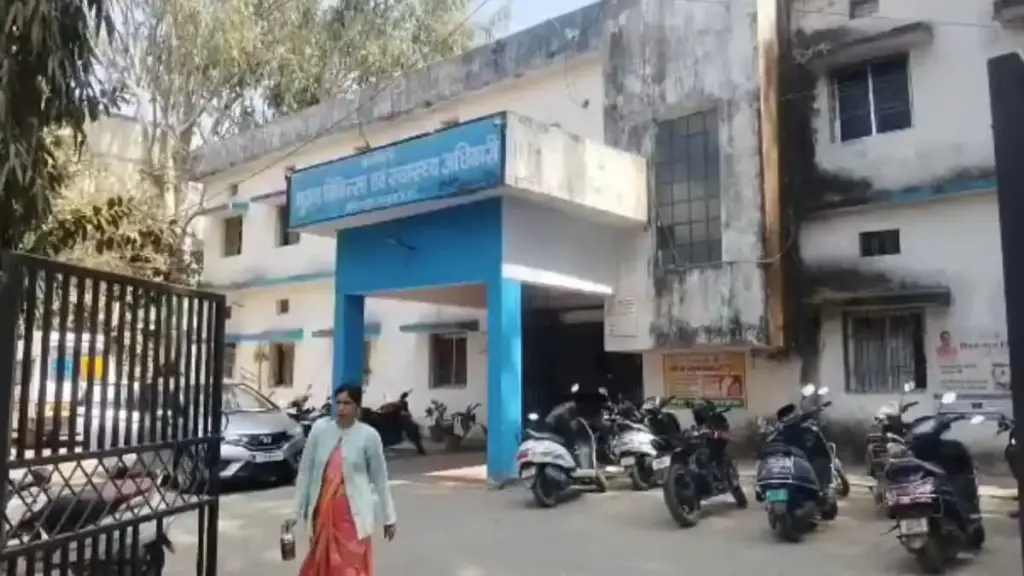 Chhattisgarh crime: వైద్యులు లేకపోవడంతో ప్రసవం చేసిన స్వీపర్- శిశువు మృతి