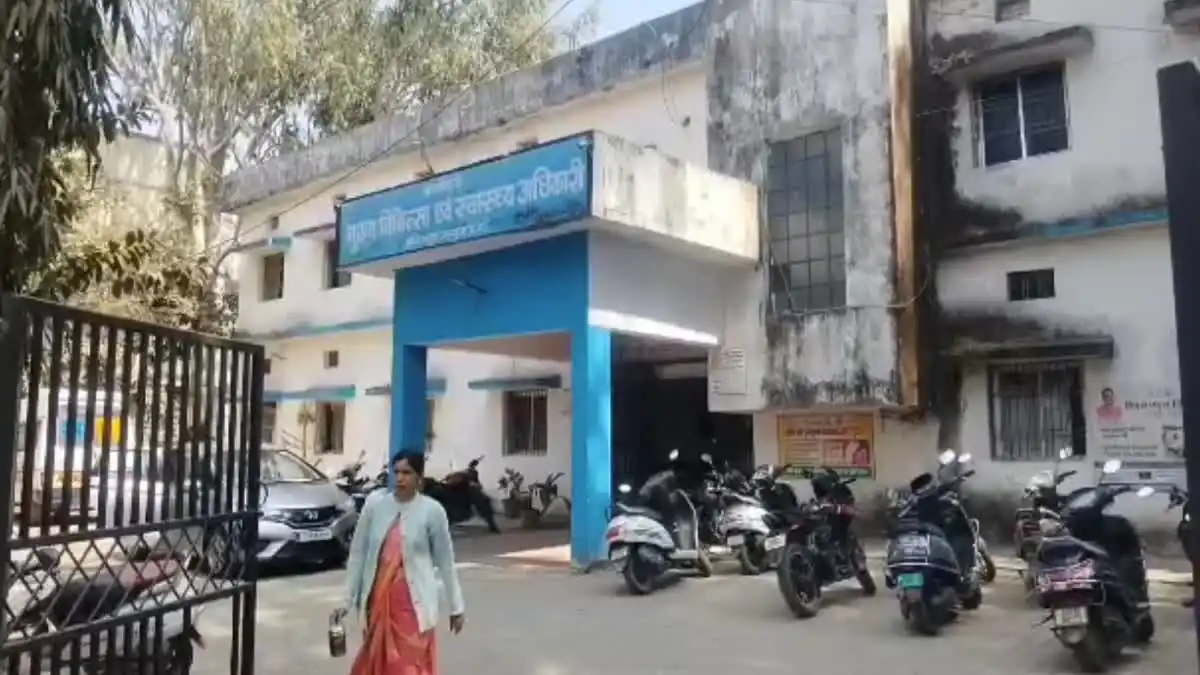 వైద్యులు లేకపోవడంతో ప్రసవం చేసిన స్వీపర్- శిశువు మృతి