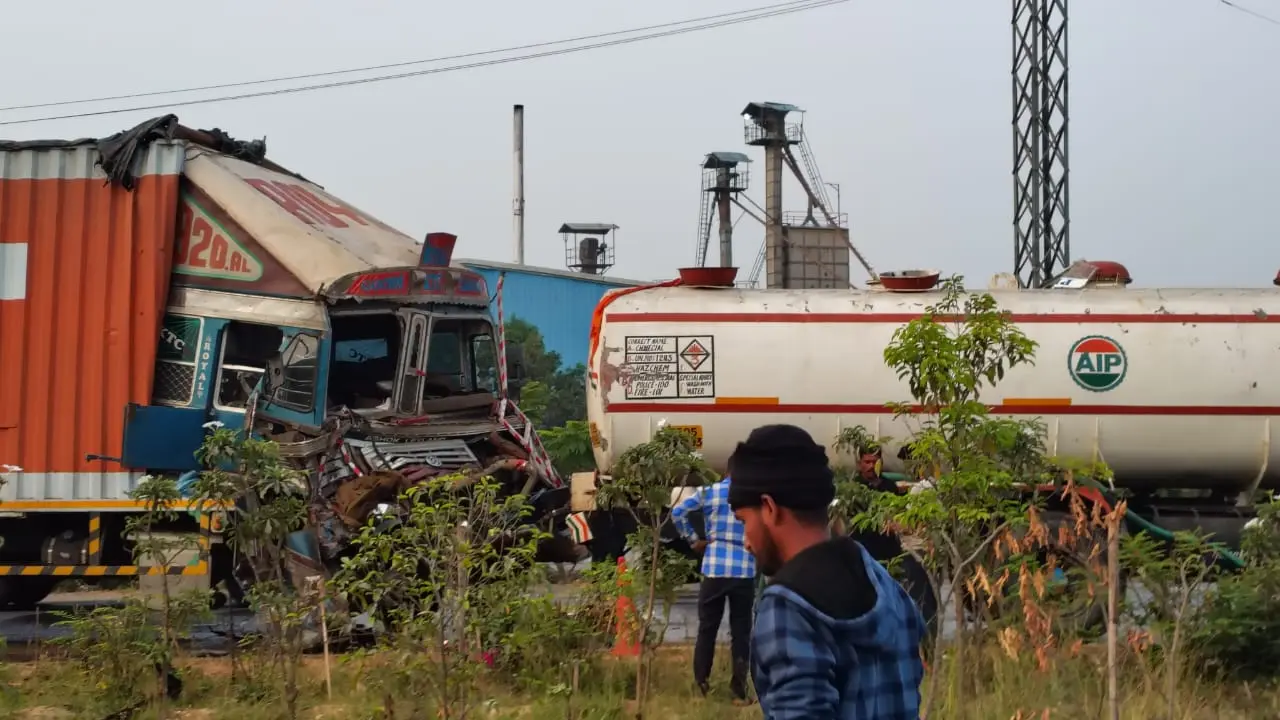 వాటర్ ట్యాంకర్‌ను ఢీకొట్టిన కంటైనర్!