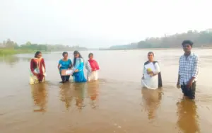 ఇంటర్ విద్యార్థులకు నది దాటడమే ఓ పరీక్ష