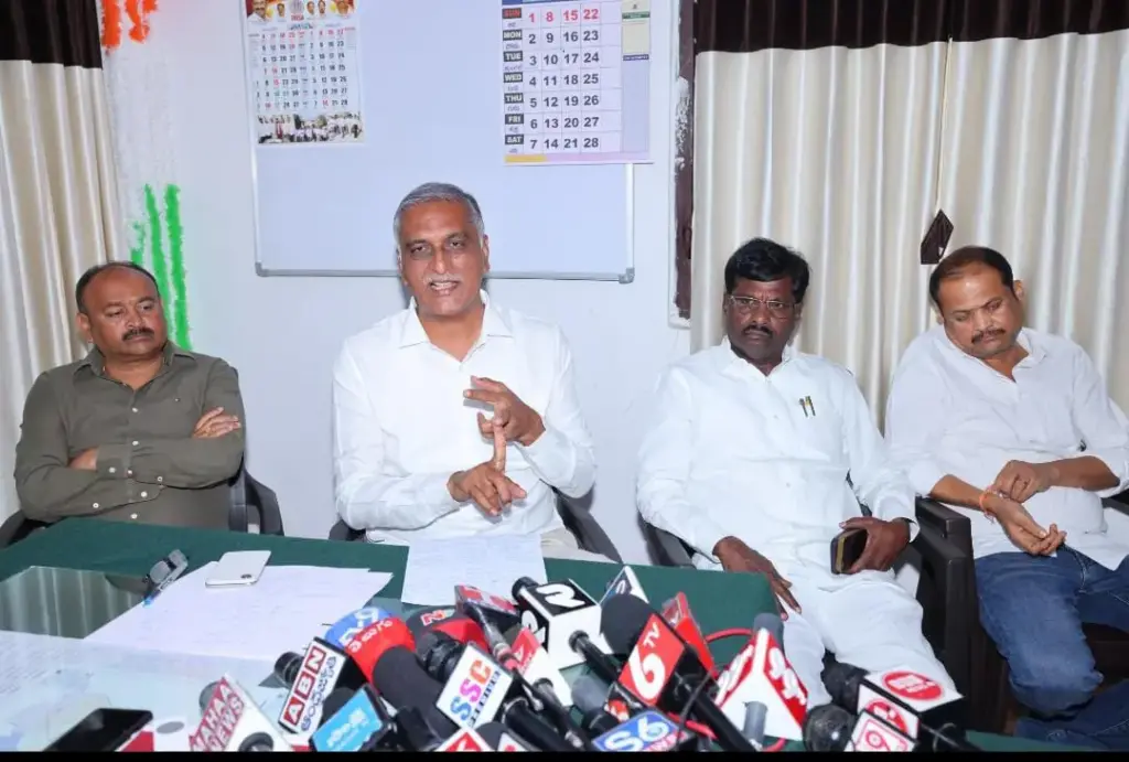 Harish Rao Inspects Siddipet: దరఖాస్తులు పెండింగ్లో పెట్టొద్దు: హరీష్ రావు