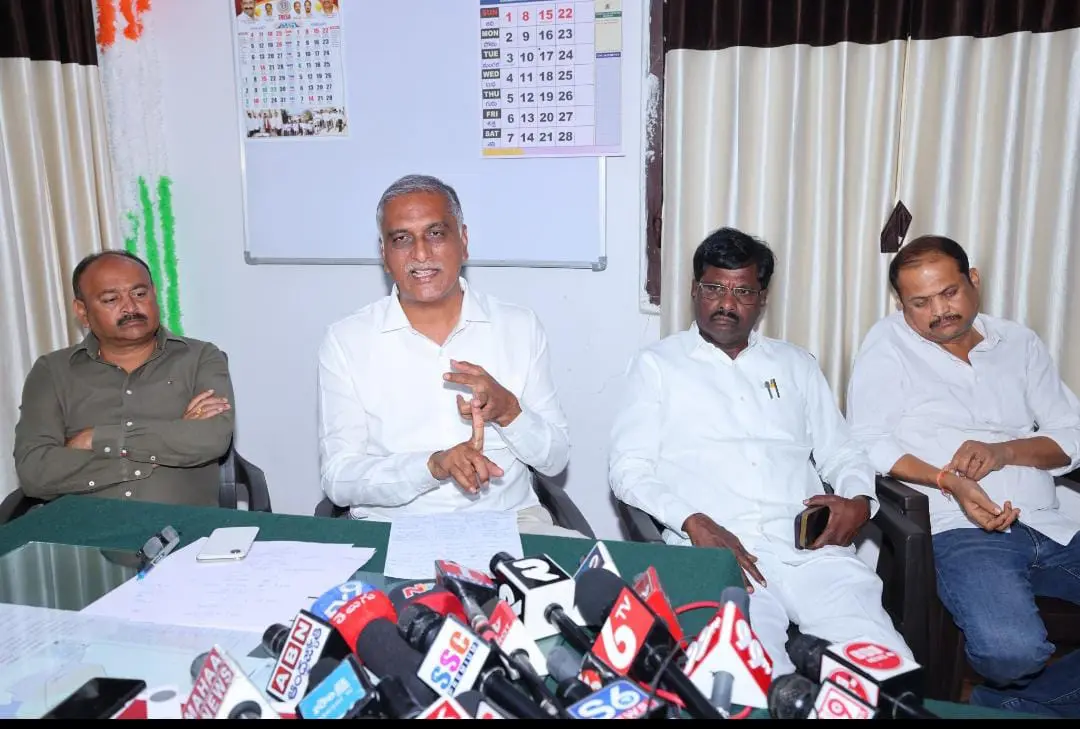 దరఖాస్తులు పెండింగ్లో పెట్టొద్దు: హరీష్ రావు