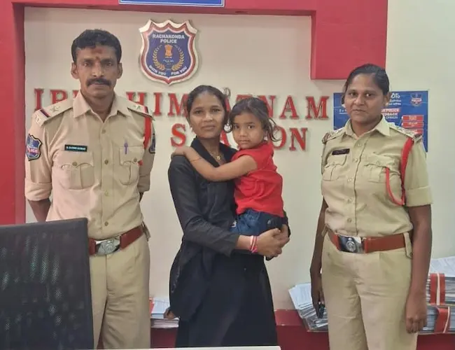 Ibrahimpatnam: తప్పిపోయిన బాలికను అప్పగింత