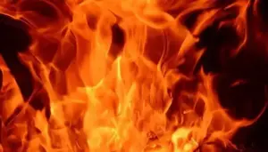 బాణాసంచా కేంద్రంలో పేలుడు.. మంటల్లో చిక్కుకున్న కార్మికులు