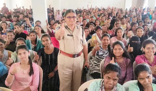 Mahabubnagar: SP D. Janaki gives directions to students on road safety!