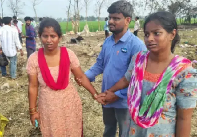 Vetlapalem fire accident:’అమ్మా ఎక్కడున్నావు’ అంటూ కుమార్తెల రోదన!
