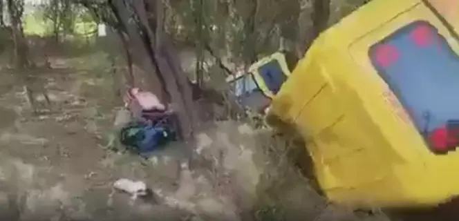 స్కూల్ బస్సు బోల్తా.. 12 మందికి గాయాలు