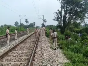 రైల్వే ట్రాక్‌పై యువకుడి మృతదేహం.. హత్య? ఆత్మహత్య?