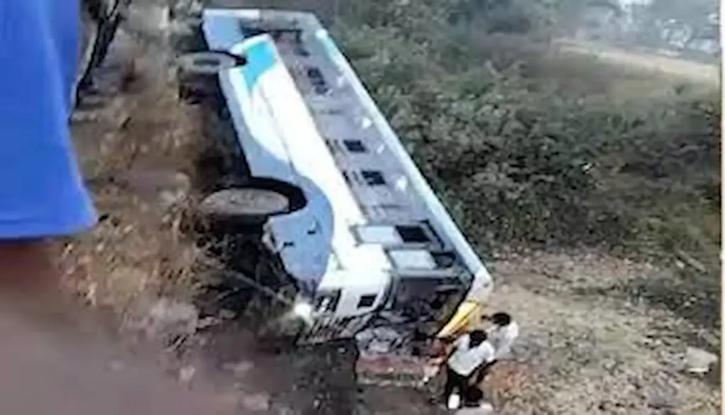 Utnoor Bus Accident: వాగులో పడిపోయిన బస్సు.. పలువురికి గాయాలు
