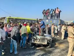 కారుపై కంటైనర్‌ బోల్తా.. సాఫ్ట్‌వేర్‌ ఉద్యోగి మృతి