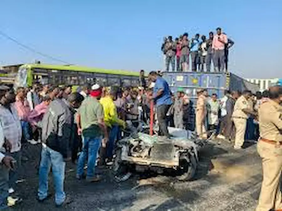 కారుపై కంటైనర్‌ బోల్తా.. సాఫ్ట్‌వేర్‌ ఉద్యోగి మృతి