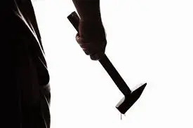 దూరం పెడుతుందని సుత్తితో ప్రేయసిపై దాడి చేసిన ప్రియుడు