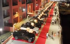 ఉద్యోగులకు కార్లు బహుమతిగా ఇచ్చిన సంస్థ