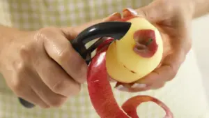 ఆపిల్ తొక్కతో మెరిసే చర్మం మీ సొంతం