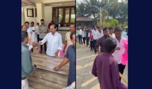 ఎర్రవల్లి ఫామ్ హౌస్ వద్ద కార్యకర్తల సందడి